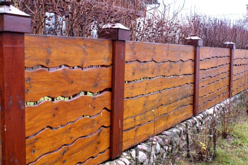 Примеры отделки деревянных оград и заборов