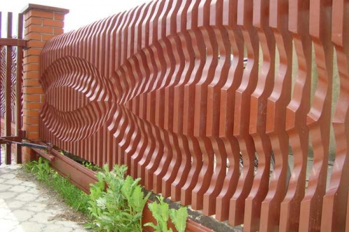 Примеры отделки деревянных оград и заборов